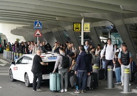 Colas puntuales para coger un taxi en Loiu por la final de la Europa League