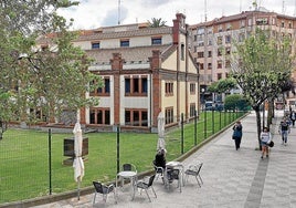 La verja impide ya el acceso al césped que rodea el perímetro de este edificio.