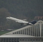 Un jet privado despega de Loiu, en una imagen tomada en 2023.
