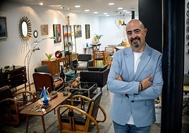 Alejandro Machín ha abierto una tienda de muebles 'vintage' en el centro de Bilbao.