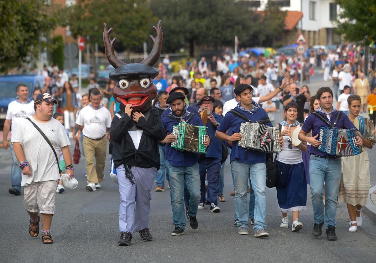 Vecinos de Urduliz durante las fiestas de la localidad.