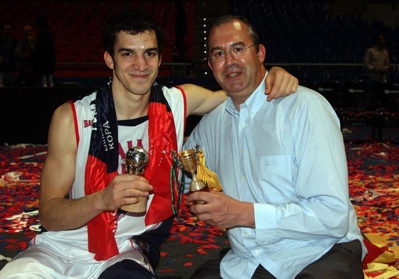 Pau Ribas, con su padre durante la celebración de la ACB de 2010 en el Buesa Arena.