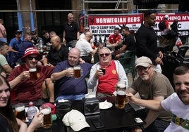 Desembarco de la Armada inglesa: «Ayer bebimos 20 cervezas por persona y mañana más»
