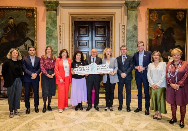 El Gobierno foral posa junto a Elisa Rueda.