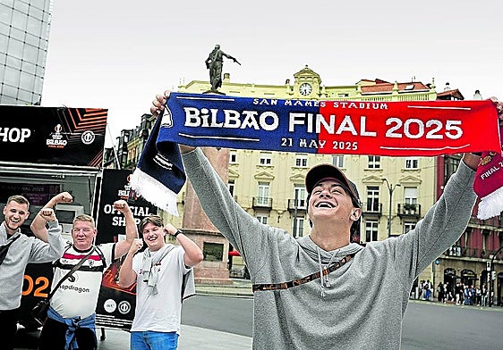 Hinchas del United y del Tottenham recorren desde hace días las calles de Bilbao.