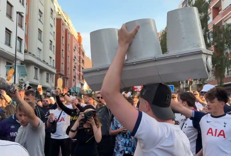 Los hinchas del Tottenham se desmadraron en Pozas: semáforos rotos, baño de cerveza a rivales...