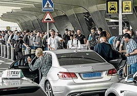 El aeropuerto resiste también hoy la oleada de hinchas: «Está siendo un gran reto»