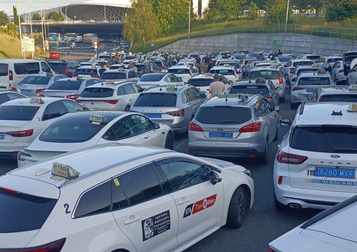 Trasiego de taxis de todos los municipios y seguridad extra en la terminal por la final de la Europa League