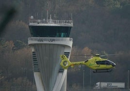 Un helicóptero de Osakidetza pasa frente a la torre de control de Loiu.