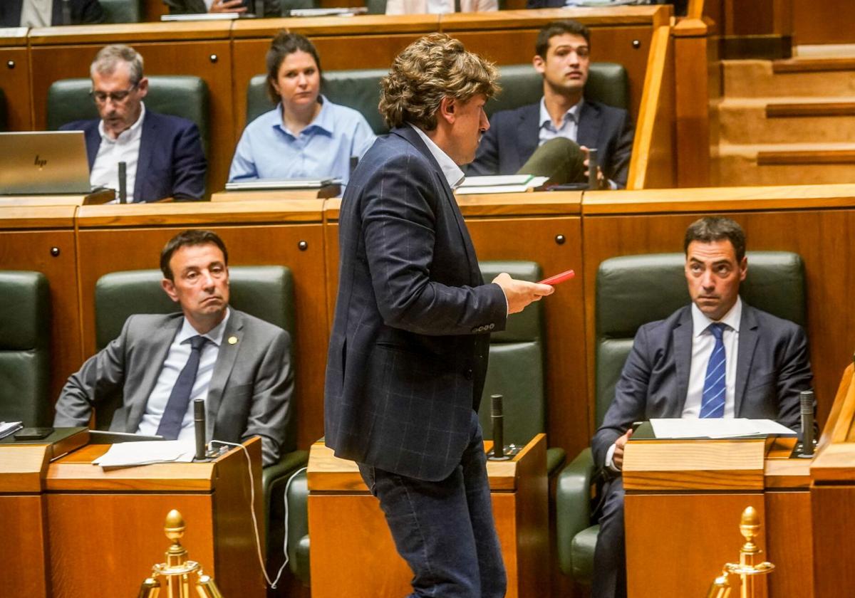 Andueza responde a Pradales que «no se puede marginar» a los inmigrantes sin cualificación