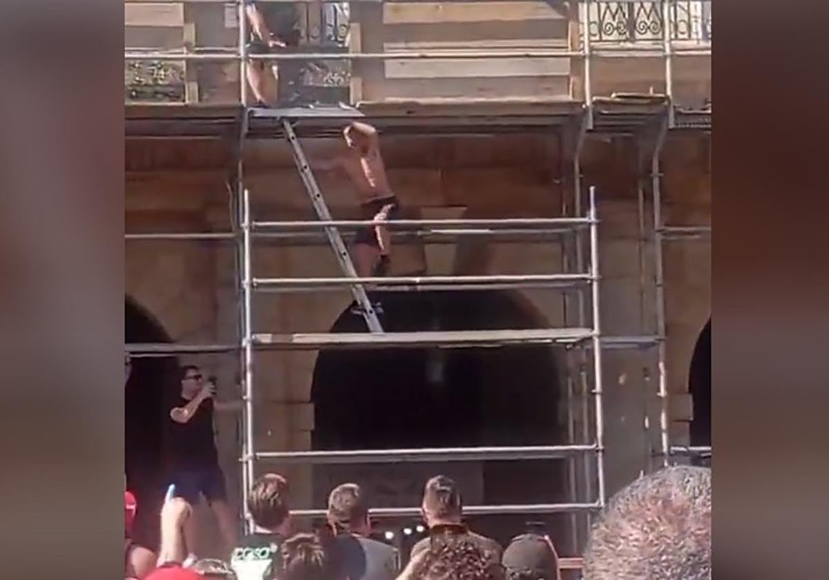 Un vecino espanta a varios ingleses que trataban de escalar a su balcón a través de un andamio