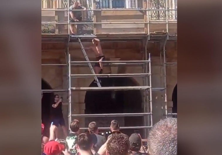 Un vecino espanta a varios ingleses que trataban de escalar a su balcón a través de un andamio