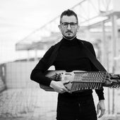 Zeberio, junto a la nyckelharpa.
