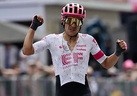 Carapaz celebra la victoria de etapa en el Giro.
