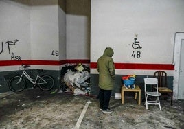 Trasteros okupados en un edificio de viviendas de Ibaiondo