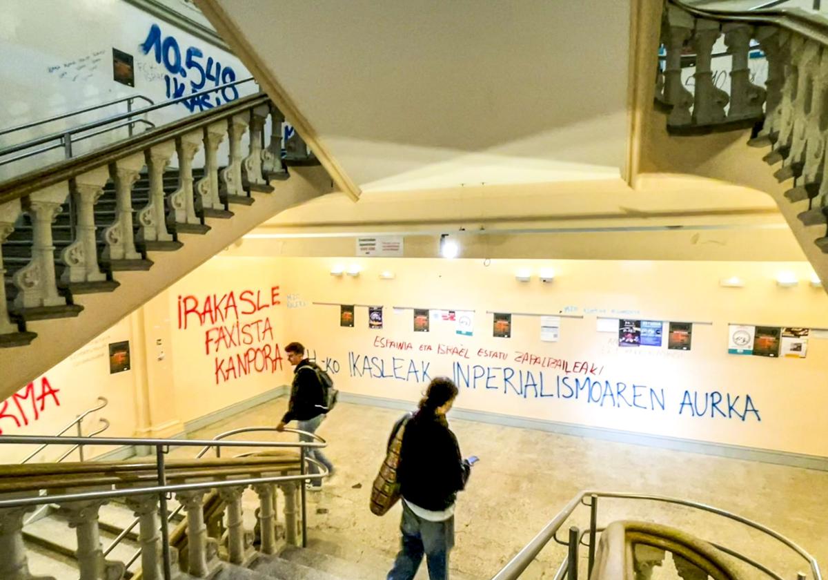 Las escaleras del edificio universitario llevan vandalizadas desde hace meses.