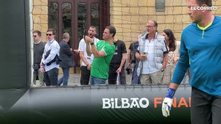 El Lehendakari Pradales, un espectador más en el partido de la selección de leyendas vascas