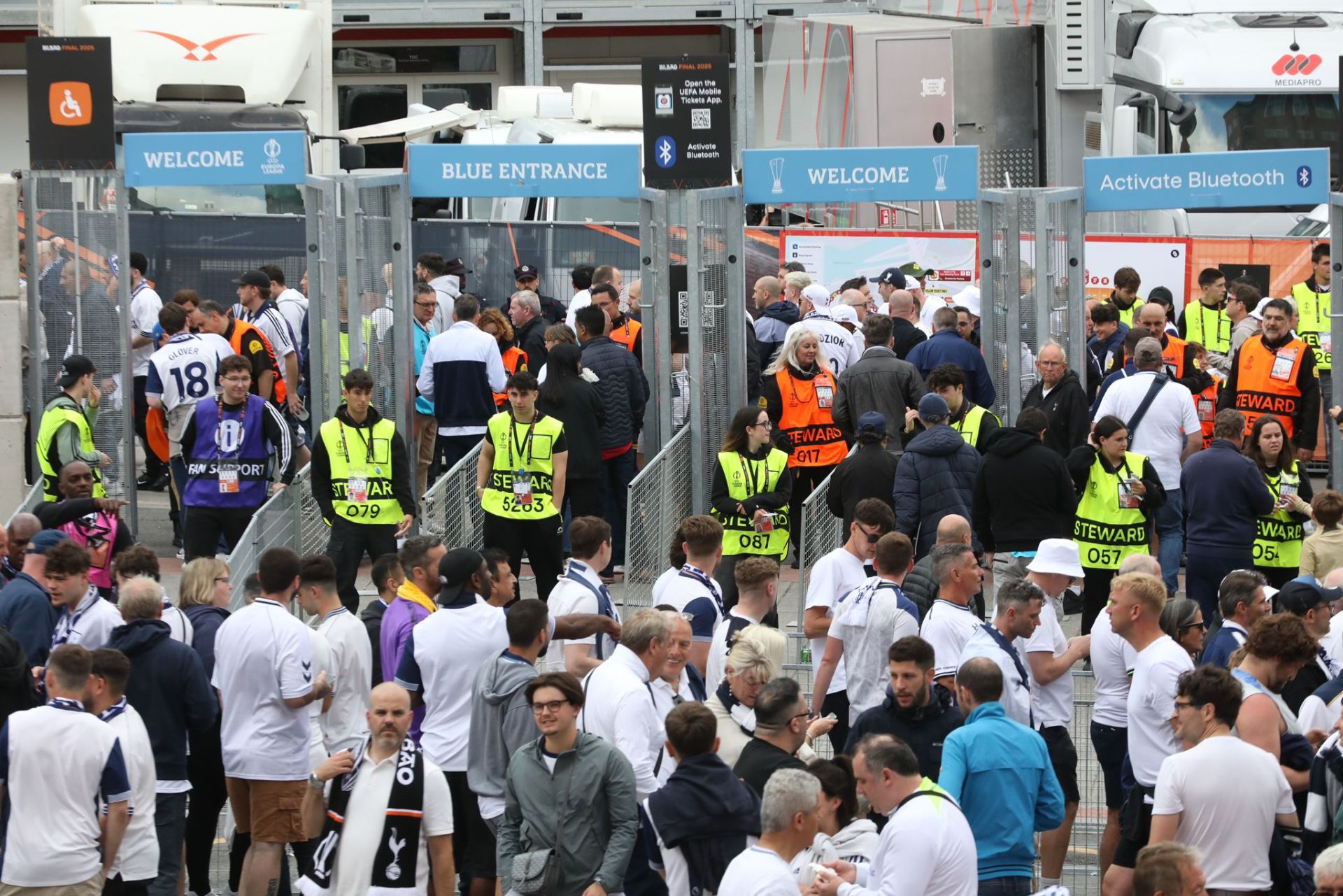 El acceso de los aficionados británicos a San Mamés