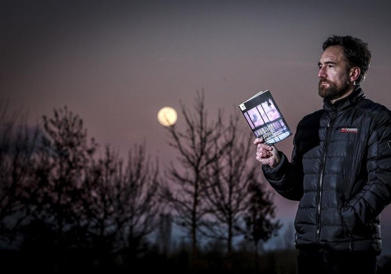 Asier Susaeta en una imagen de archivo en la que posa con su libro 'Hierba veloz y púrpura'.