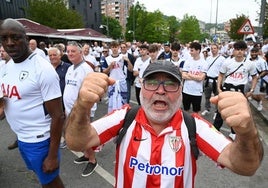 Un athleticzale, entre los aficionados del Tottenham.
