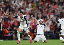 La fiesta de los 'Spurs': una canción discotequera de los 90 y cien ertzainas para evitar la invasión del césped