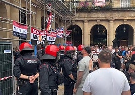 La Ertzaintza, minutos antes de desalojar el andamio.