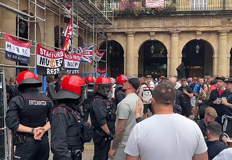 La Ertzaintza, minutos antes de desalojar el andamio.