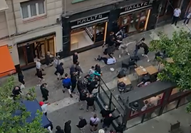 Pelea con sillas y mesas en la calle Egaña entre aficionados británicos: «Han empezado los del Manchester United»