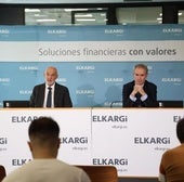 Lander Arteche y Zenón Vázquez, presidente y director general de Elkargi, respectivamente, durante la rueda de prensa de este miércoles.