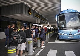 La afición de los 'Spurs' hacen cola para viajar a Bilbao.