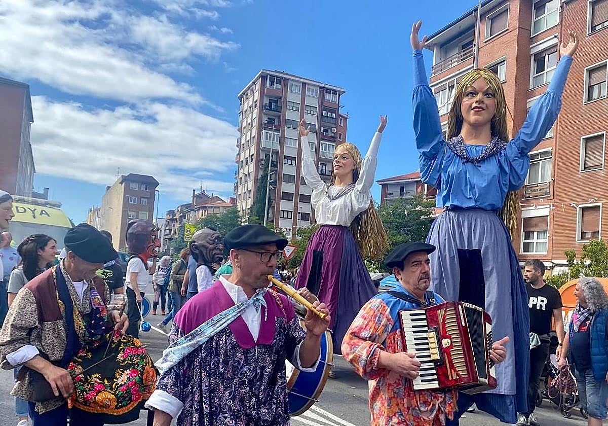 Una edición anterior del desfile de la Maskarada de Lamiako.