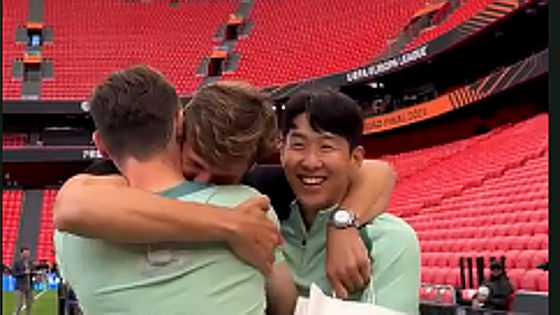 Fernando Llorente y el emotivo abrazo con sus amigos del Tottenham: «Vivimos muchas cosas juntos»