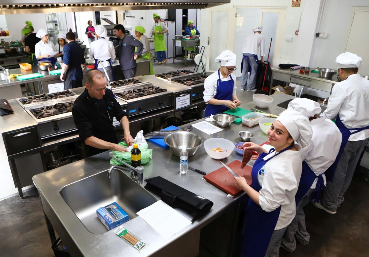 La dirección quiere que las cocinas estén operativas mañana y tarde de lunes a viernes.