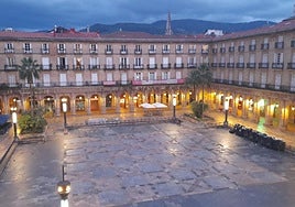 Así ha quedado la Plaza Nueva: como si no hubiera habido fiesta hoy.