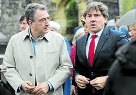 El presidente del EBB del PNV, Aitor Esteban, conversa con el secretario general del PSE-EE, Eneko Andueza, en una foto de archivo.
