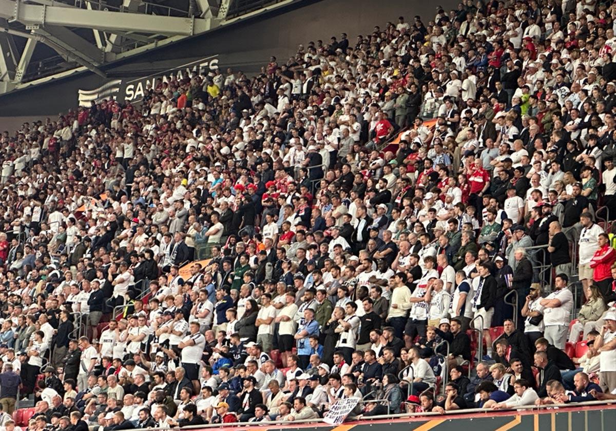 Una imagen inédita en San Mamés: las aficiones siguen el partido de pie