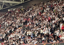 Una imagen inédita en San Mamés: las aficiones siguieron el partido de pie