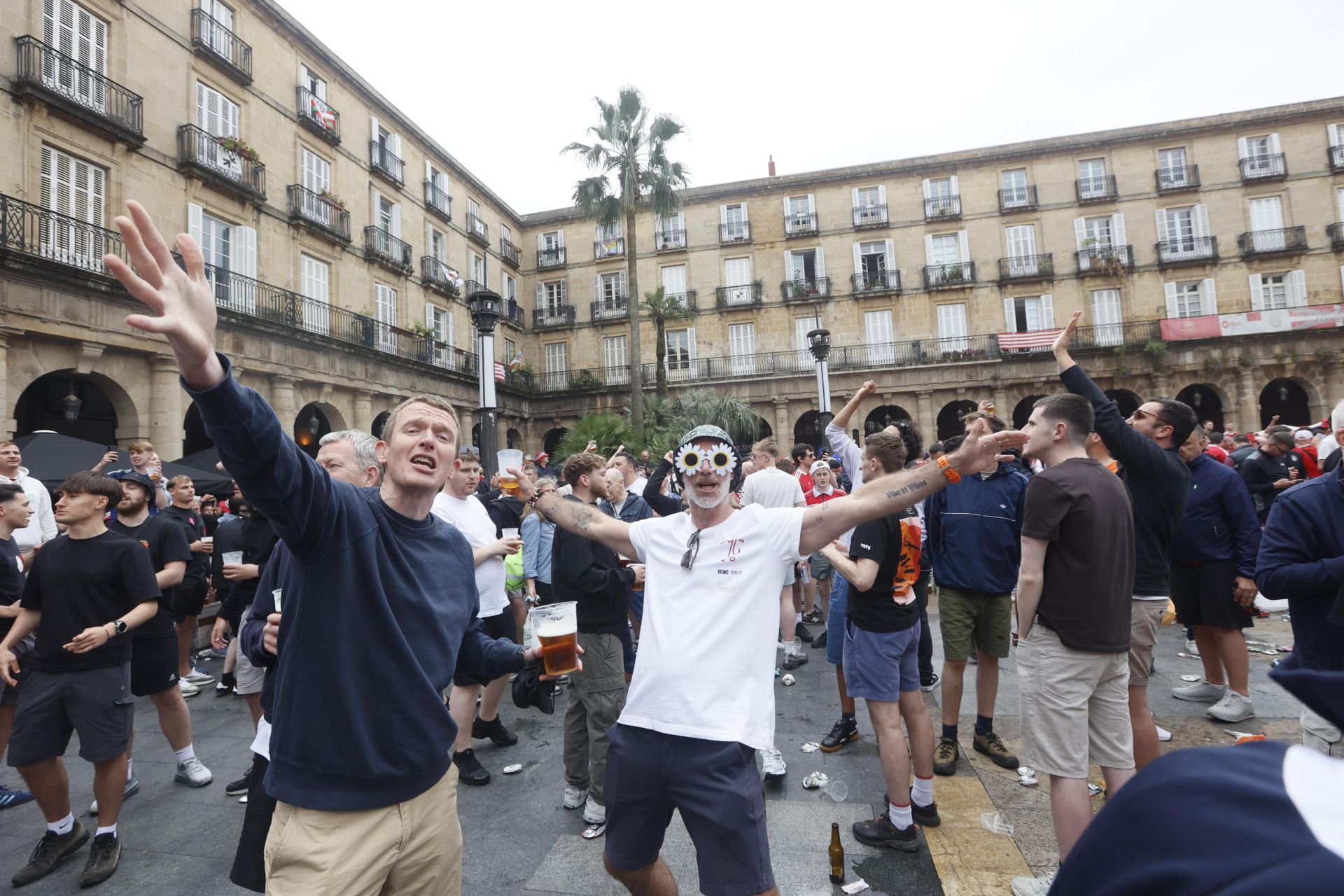 Las aficiones del Manchester United y del Tottenham disfrutan en la Plaza Nueva