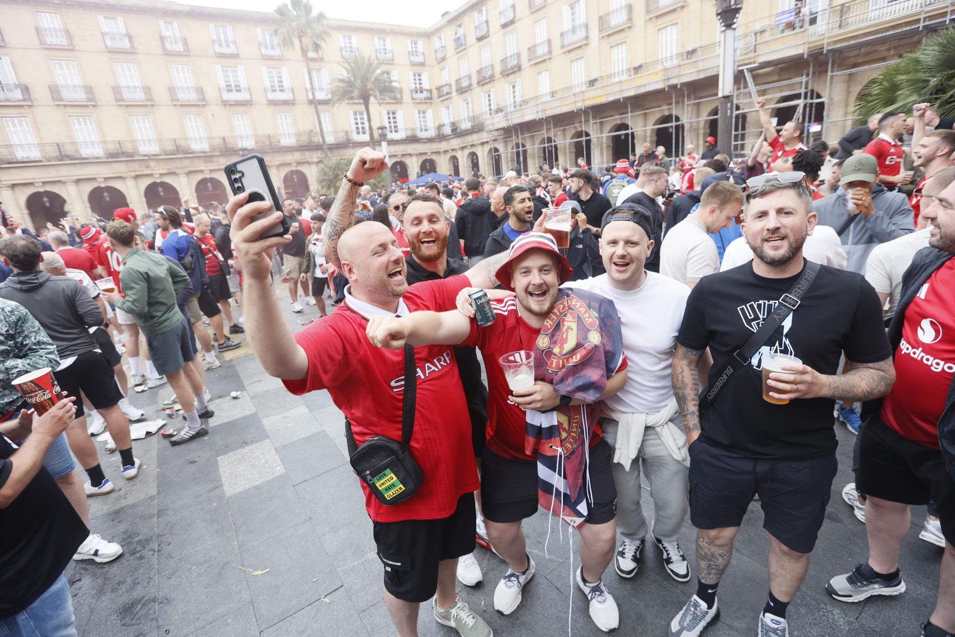 Las aficiones del Manchester United y del Tottenham disfrutan en la Plaza Nueva