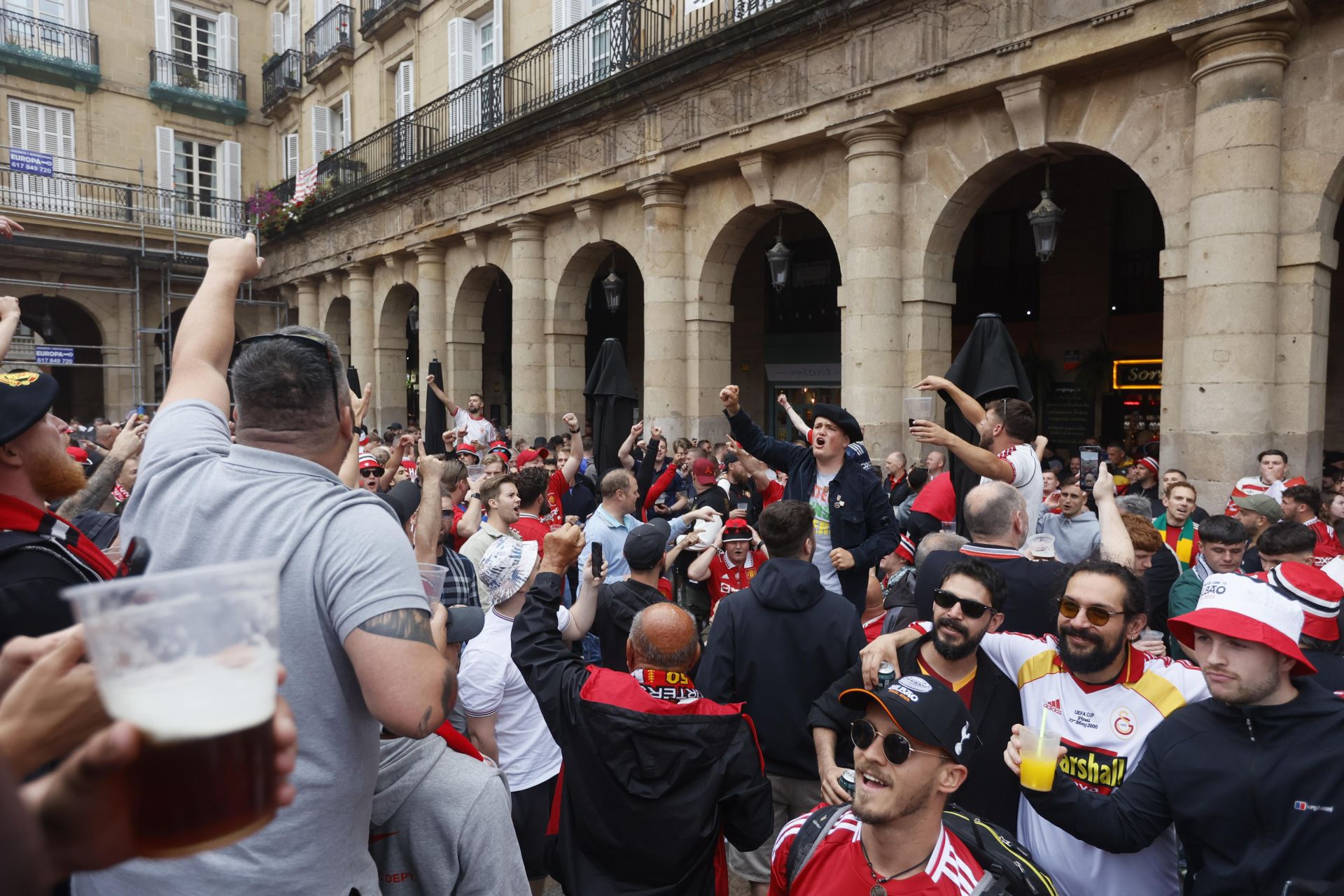 Las aficiones del Manchester United y del Tottenham disfrutan en la Plaza Nueva