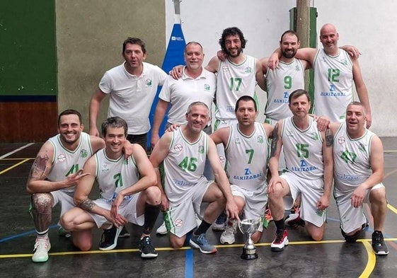 El equipo posa tras hacerse con el campeonato.