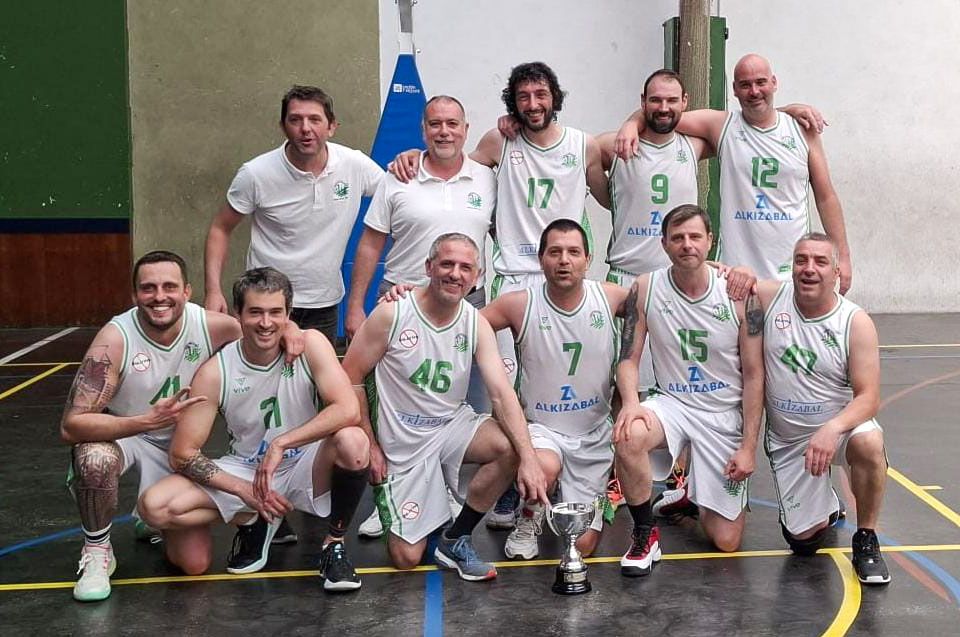 El equipo posa tras hacerse con el campeonato.