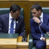 El Consejero de Hacienda y Finanzas, Noël d´Anjou y el lehendakari, Imanol Pradales, durante el pleno