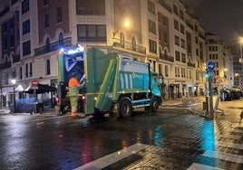 La afición inglesa sorprende con una noche tranquila en Bilbao entre litros de cerveza y cánticos bajo la lluvia