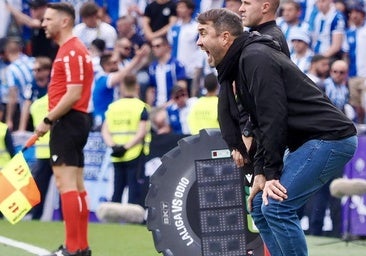 Coudet se desgañita para dar indicaciones a los jugadores del Alavés contra el Valladolid.