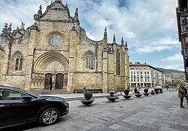Un vehículo circula por la plaza de San Severino, una de las entradas de la zona medieval.