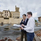 Alberto Martínez ha visitado la parcela junto al alcalde Raul García Ezquerro.