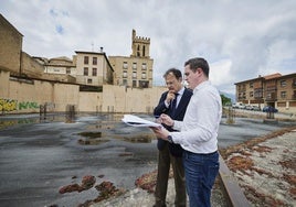 Alberto Martínez ha visitado la parcela junto al alcalde Raul García Ezquerro.