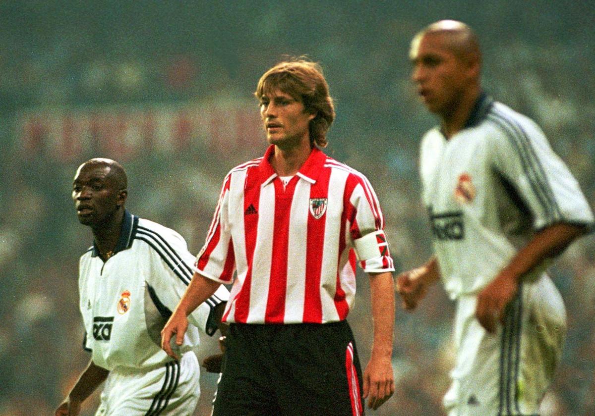 Julen Guerrero junto a los madridistas Makelele y Roberto Carlos.