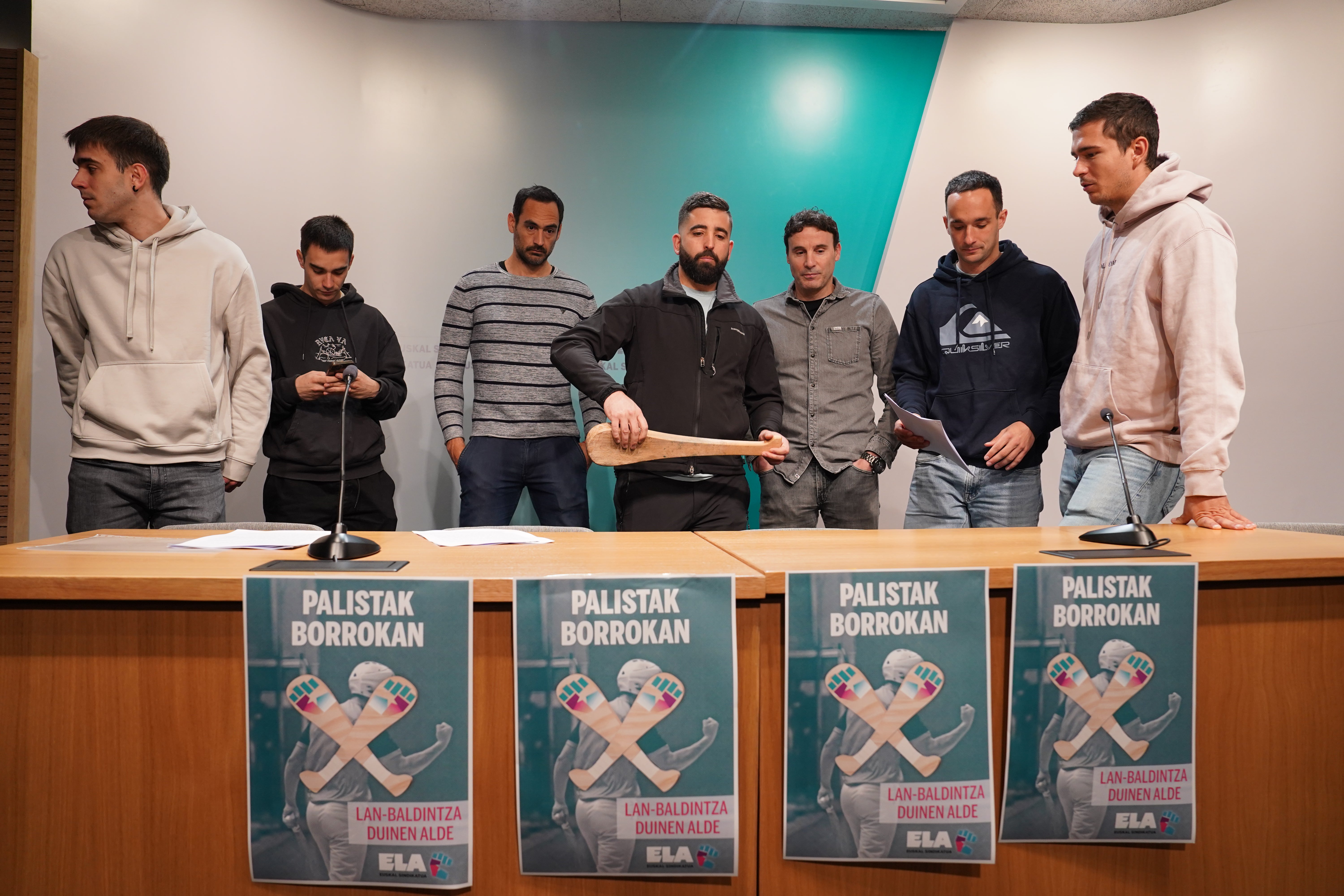 Parte del colectivo de palistas en huelga, en su última comparecencia en la sede del sindicato ELA.